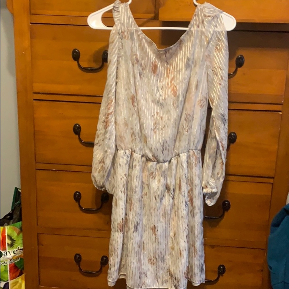 White House black market- Blouson dress with beautiful design